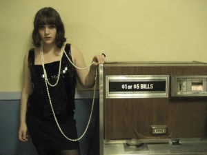 Emma Bee Bernstein, Self Portrait with Change Machine and Pearls, 2006. Courtesy of Janet Kurnatowski Gallery