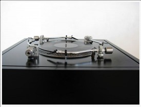 Edgardo Rudnitzky, Octopus, 2008. Turntable with four arms, each one with its own speaker, vinyl records. 37 7/8 x 24 7/8 x 24 7/8 inches. Colección Patricia Phelps de Cisneros