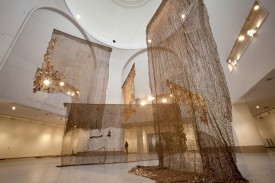 El Anatsui, Gli (Wall), 2010. Aluminum and copper wire, installation at the Brooklyn Museum, dimensions variable. Courtesy of the artist and Jack Shainman Gallery, New York. Brooklyn Museum photograph.