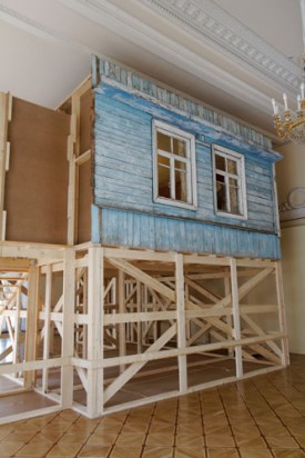 Tatzu Nishi, Living room (Russian house), 2014. Installation with scaffolding construction, 6.73 × 7.8 × 2.55 meters. Courtesy the artist. Commissioned by MANIFESTA 10, St. Petersburg. With the support of the Japan Foundation and the Institut für Auslandsbeziehungen e.V. Installation view, MANIFESTA 10, Winter Palace, State Hermitage Museum.