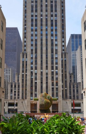 JEFF KOONS, Split-Rocker, 2000, stainless steel, soil, geotextile fabric, internal irrigation system, and live flowering plants, 446 7/8 x 483 1/8 x 427 5/8 inches (1,135.1 x 1,227.1 x 1,086.2 cm), edition of 1, plus 1 AP © Jeff Koons. Photo by Tom Powel Imaging