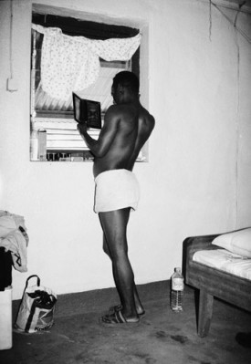 Samuel Fosso, Mémoire d'un ami, 2000. Gelatin-silver print, 89 x 146 cm. Courtesy of the Walther Collection.