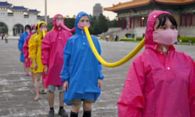 Delphine Pouillé, Umbilical Parade (Taipei), 2012. Color video of performance, TRT: 5:56. Courtesy of the artist and Chimera-Project.