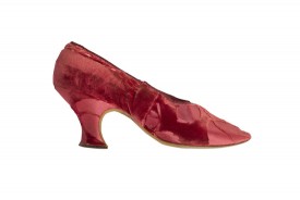 Lagel-Meier, pair of low-fronted shoes, circa 1905. One of pair, red cut voided velvet © Galliera/Roger-Viollet