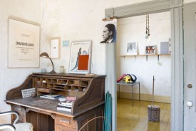 Installation view, "David Ireland: Echo," 2016, at 500 Capp Street. Courtesy of the 500 Capp Street Foundation.