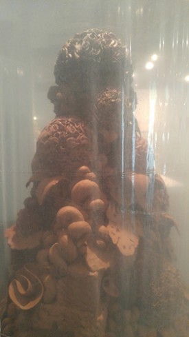 Walter McConnell, A Florid Heap, moist clay in plastic enclosure, polystyrene, plywood, halogen lamp, 2018. Courtesy of the artist and Cross Mackenzie Gallery, Washington D.C.