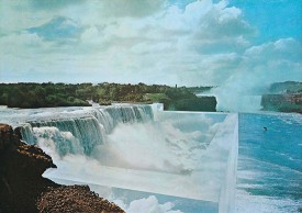 Superstudio, Niagara o l'architettura riflessa (Niagara or the Reflected Architecture) (detail), 1970. Offset lithograph, 27 x 34¼ inches. Courtesy of Superstudio and 601Artspace