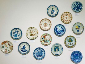 display of plates at Aronson Antiquairs, Amsterdam